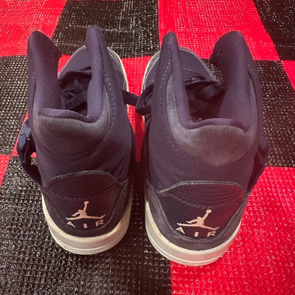 Jordan 3 Retro Explorer XX
Midnight Navy Light Cream (Women's) size 6.5 - Picture 5 of 7